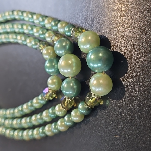 🐾 5 for $25 Vintage 1960's 3-strand Green Beaded Necklace Adjustable - Picture 3 of 5